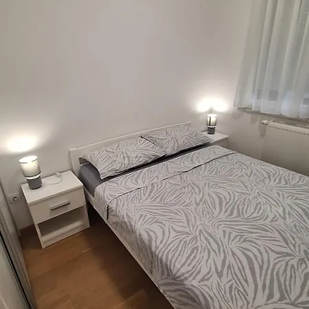 Stan Na Dan Banjaluka Ada 3 דירה